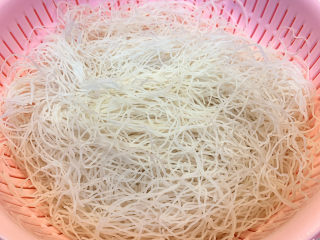 1、鸡蛋腊肠炒潮州米粉,潮州米粉用水泡开,沥干水