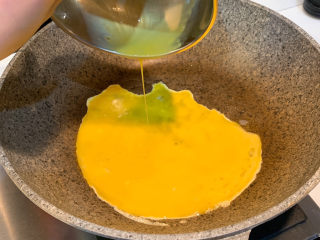 3、鸡蛋腊肠炒潮州米粉,冷锅热油,放入鸡蛋,煎熟后装出来备用