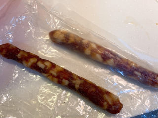 4、鸡蛋腊肠炒潮州米粉,拿出两根腊肠