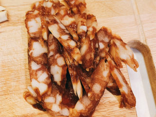 5、鸡蛋腊肠炒潮州米粉,腊肠切片