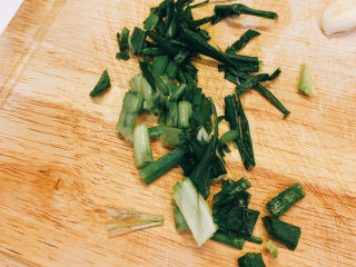 6、鸡蛋腊肠炒潮州米粉,葱切成葱末