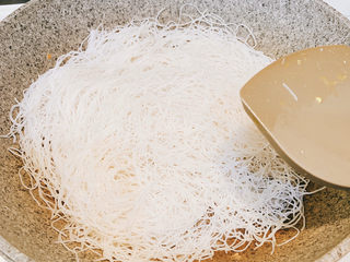 8、鸡蛋腊肠炒潮州米粉,放入粉丝翻炒散开,均匀裹上油