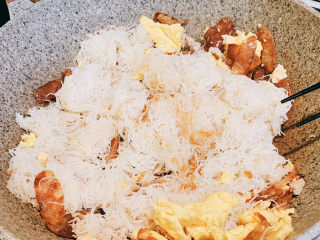 11、鸡蛋腊肠炒潮州米粉,加入一勺盐