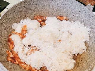 9、鸡蛋腊肠炒潮州米粉,把腊肠放入粉丝里翻炒均匀