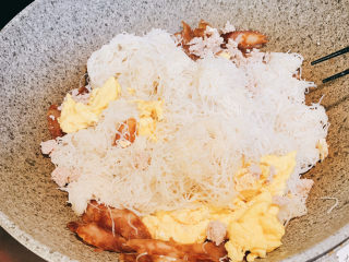 10、鸡蛋腊肠炒潮州米粉,把鸡蛋放入粉丝里翻炒均匀