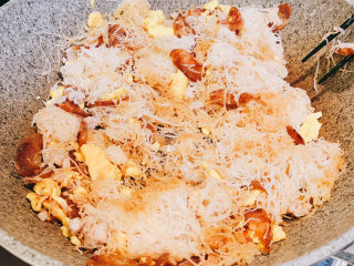 12、鸡蛋腊肠炒潮州米粉,加入2勺生抽