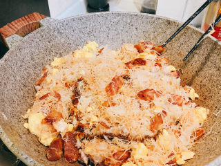 13、鸡蛋腊肠炒潮州米粉,加入1勺蚝油翻炒均匀