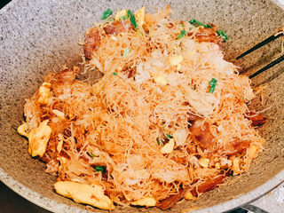 14、鸡蛋腊肠炒潮州米粉,最后撒上葱花,翻炒均匀即可