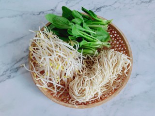 1、猪油拌面,做猪油拌面选择喜欢的配菜一起来拌着吃。