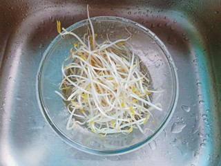 2、猪油拌面,将豆芽放入碗里，加满水用手轻轻搅动，没有脱落的豆芽皮就漂浮在水面上，然后用手捞出，豆芽的根本也可以择去。