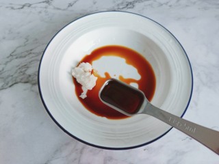 7、猪油拌面,碗里加入猪油与生抽。加一点醋可以解猪油的腻。