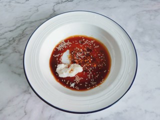 9、猪油拌面,放上熟的白芝麻。