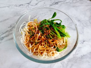11、猪油拌面,面条、豆芽、青菜捞到大一点的容器里面，淋上料汁，用筷子搅拌翻转，让每根面条能够与酱汁互相融合在一起。