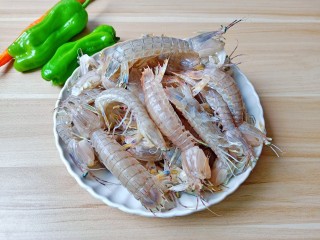 1、香辣皮皮虾,皮皮虾挑选看腹部前端是不是有三道杠杠，有就说明皮皮虾膏多。