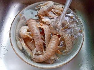 3、香辣皮皮虾,皮皮虾用刷子刷一下清洗干净。