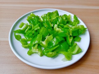 4、香辣皮皮虾,青辣椒切成小段。