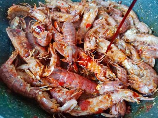 11、香辣皮皮虾,加入生抽一勺。