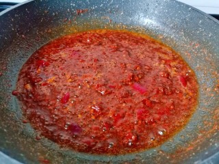 9、香辣皮皮虾,小火继续炒香。