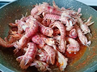 10、香辣皮皮虾,下入炸好的皮皮虾。