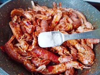 12、香辣皮皮虾,盐半勺。