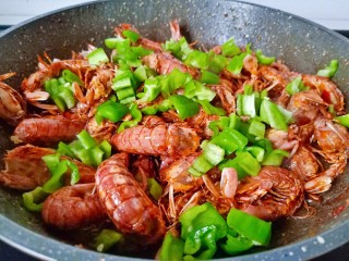 13、香辣皮皮虾,放入青辣椒丁。