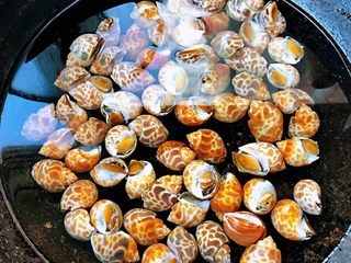 2、香辣花螺,锅中添加适量清水放入洗净的花螺大火煮起来
