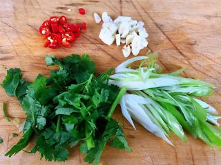 4、香辣花螺,葱、蒜、香菜、红辣椒切好备用