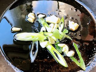 5、香辣花螺,锅中倒入油加热放入葱姜蒜爆香