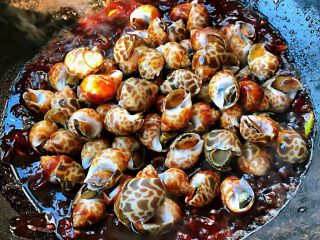 7、香辣花螺,放入花螺大火快速翻炒