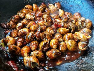 8、香辣花螺,倒入适量的水淀粉大火收汁