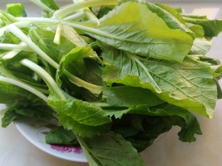 1、青菜炒饭,青菜洗干净。
