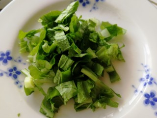 2、青菜炒饭,切碎。