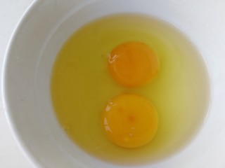 3、青菜炒饭,碗内打入两个小鸡蛋