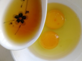 4、青菜炒饭,加一勺料酒。