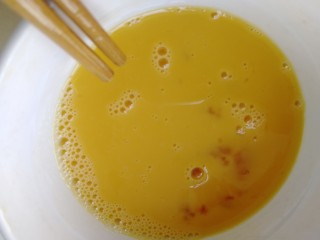 5、青菜炒饭,打散。