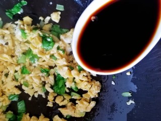 10、青菜炒饭,放入一勺生抽增鲜。