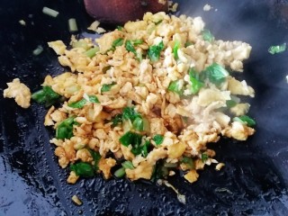11、青菜炒饭,文火翻炒均匀。