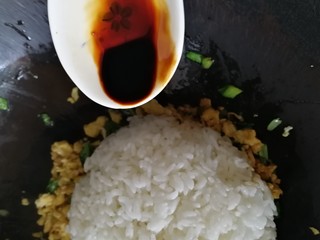 13、青菜炒饭,加半小勺老抽中小火炒匀上色。