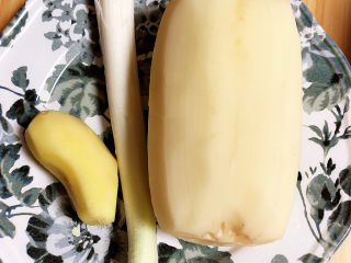 1、莲藕饼,准备好藕、香芹、葱、姜。