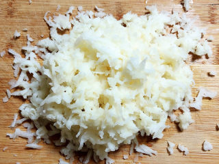 2、莲藕饼,将藕叉成丝儿，切碎待用。