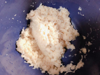 3、莲藕饼,将藕丁放入盆中。