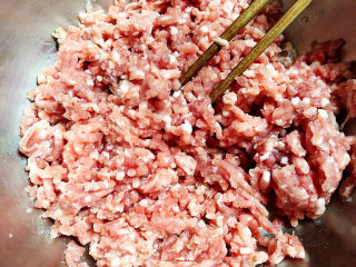 5、莲藕饼,准备好肥瘦肉馅。