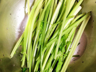 6、莲藕饼,准备好香芹，洗净待用。