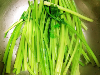 7、莲藕饼,锅中烧开水，烫一下香芹，捞出略微放凉。