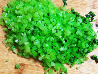 8、莲藕饼,将香芹切碎待用。