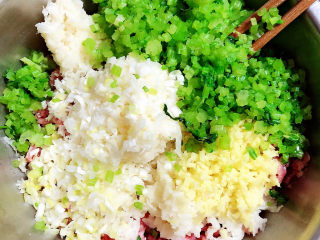 9、莲藕饼,将所有切好的食材都放入盆中。