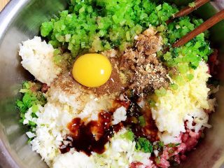 10、莲藕饼,放入盐、耗油、生抽、十三香、花椒粉、鸡精、淀粉、鸡蛋。