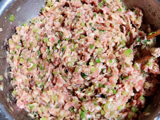 11、莲藕饼,将馅儿搅拌均匀。