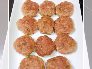 13、莲藕饼,一盘香喷喷的莲藕饼就上桌了！