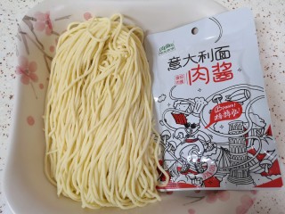 1、肉酱炒面,准备好鲜面条和意面肉酱。